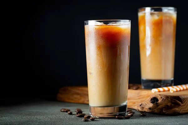 Кофе со льдом в высоком стакане со сливками, кубиками льда и — стоковое фото