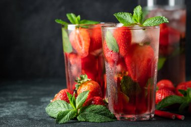 Siyah Masa arka planda cam üstünde buz, nane ve çilek ile taze limonata, kopya alanı. Soğuk yaz içeceği. Berry kokteyl ile köpüklü gözlük