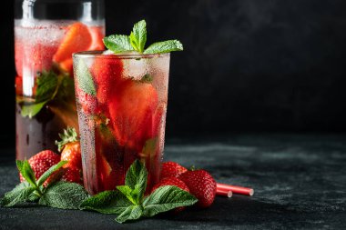 Üzerinde cam üzerinde buz, nane ve çilek ile taze limonata 