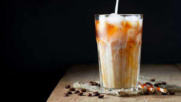 Ice kávé egy magas üveg tejszín önteni, jégkocka és — Stock Fotó