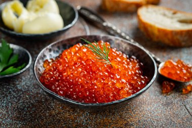 Koyu beton arka plan üzerinde siyah kase lezzetli kırmızı havyar