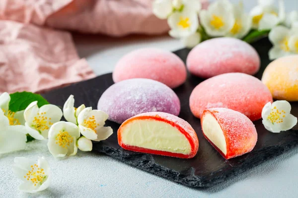 Wielokolorowe japońskie lody Mochi w ciasto ryżowe i jaśmin — Zdjęcie stockowe