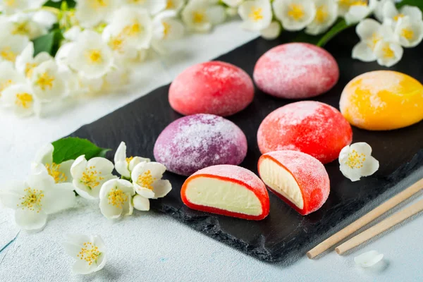 Mehrfarbige japanische Eis-Mochi in Reisteig und Jasmin — Stockfoto