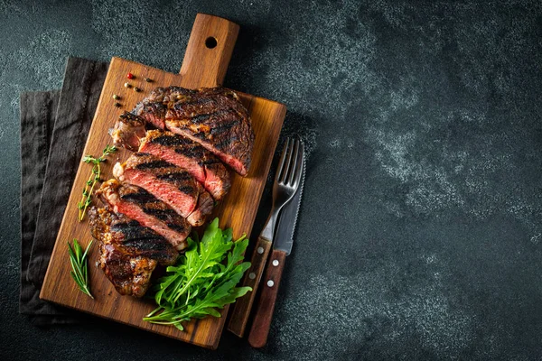 Dilimlenmiş biftek ribeye, biber, sarımsak, tuz ve kekik ile ızgara — Stok fotoğraf