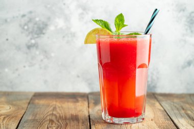 Kireç ve nane ile Karpuz slushie, açık mavi arka plan üzerinde uzun boylu gözlük yaz ferahlatıcı içecek. Kopya alanı ile tatlı soğuk smoothie