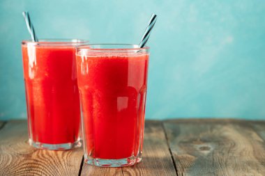 Kireç ve nane ile Karpuz slushie, açık mavi arka plan üzerinde uzun boylu gözlük yaz ferahlatıcı içecek. Kopya alanı ile tatlı soğuk smoothie