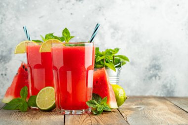 Kireç ve nane ile Karpuz slushie, hafif bir arka plan üzerinde uzun bardak yaz ferahlatıcı içecek. Kopya alanı ile tatlı soğuk smoothie