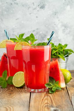 Kireç ve nane ile Karpuz slushie, açık mavi arka plan üzerinde uzun boylu gözlük yaz ferahlatıcı içecek. Tatlı soğuk smoothie