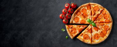 Siyah beton arka plan üzerinde lezzetli pepperoni pizza. Acı biberli pizzanın en iyi görünümü. Metin için kopyalama alanı ile. Düz yatıyordu. Afiş