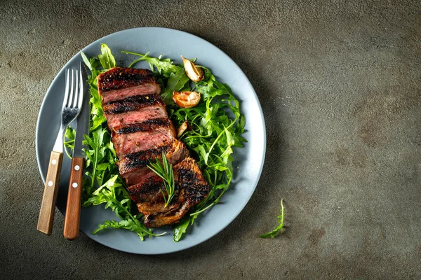 Gegrilltes Ribeye Beef Steak mit Rotwein, Kräutern und Gewürzen. Ansicht von oben mit Kopierraum für Ihren Text. flache Lage — Stockfoto