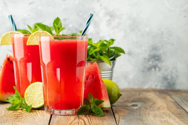 Kireç ve nane ile Karpuz slushie, hafif bir arka plan üzerinde uzun bardak yaz ferahlatıcı içecek. Kopya alanı ile tatlı soğuk smoothie