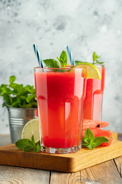 Watermelon slushie with lime and mint, summer refreshing drink i — Stock Photo, Image