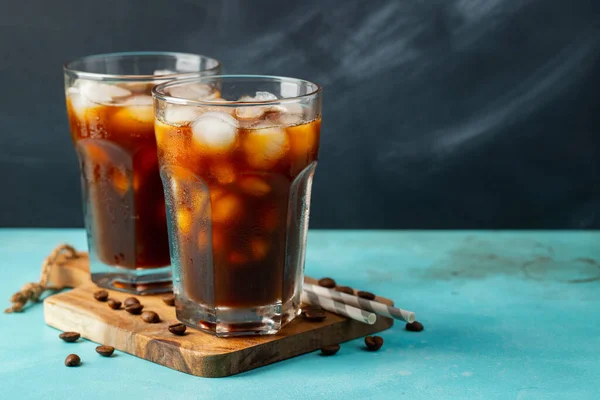 Ijs Koffie Een Hoog Glas Met Room Gegoten Koffiebonen Een — Stockfoto