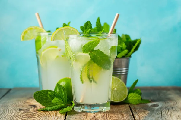 Två Hemlagade Lemonade Eller Mojito Cocktail Med Lime Mynta Och — Stockfoto