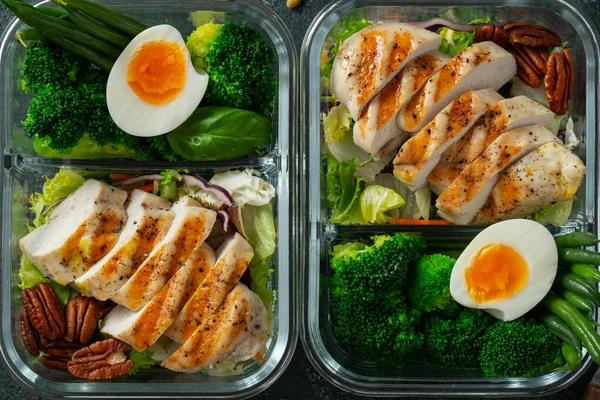 Zdrowy posiłek pojemniki prep z zielonej fasoli, piersi kurczaka i brokuły. Zestaw żywności na dietę keto w pudełku śniadaniowym na ciemnym betonowym tle. Widok z góry — Zdjęcie stockowe