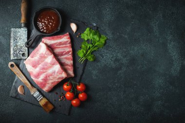 Çiğ et. Sırtından çiğ domuz kaburgası ve siyah bir arka planda et. arkaplan resmi, boşluk metni kopyala