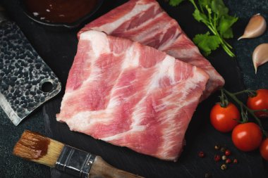 Çiğ et. Sırtından çiğ domuz kaburgası ve siyah bir arka planda et. arkaplan resmi, boşluk metni kopyala