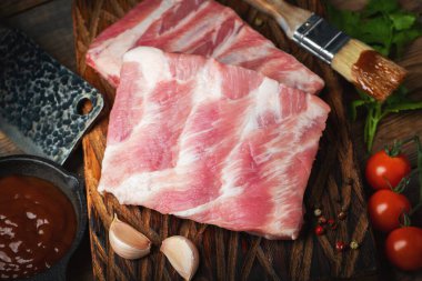 Çiğ Domuz kaburga ile baharat, tuz ve koyu ahşap zemin üzerine biberiye.