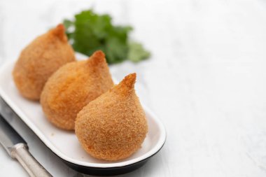 Brezilyalı Aperatif coxinha de frango çanak üzerinde