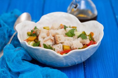 ekmek mavi ahşap arka beyaz kase ile Portekiz gaspacho