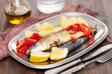 ızgara sardalya biber ve tabak haşlanmış patates ile