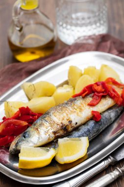 ızgara sardalya biber ve tabak haşlanmış patates ile