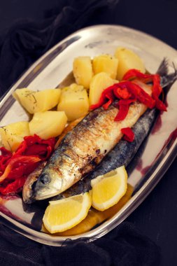 ızgara sardalya biber ve tabak haşlanmış patates ile