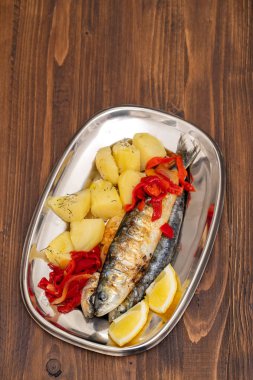 ızgara sardalya biber ve tabak haşlanmış patates ile