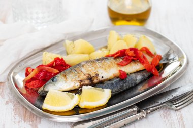 ızgara sardalya biber ve tabak haşlanmış patates ile