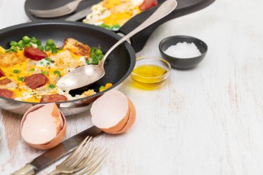 omlet patates, bezelye ve tütsülenmiş sosis ile