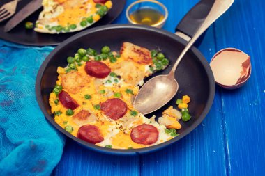 omlet patates, bezelye ve tütsülenmiş sosis ile