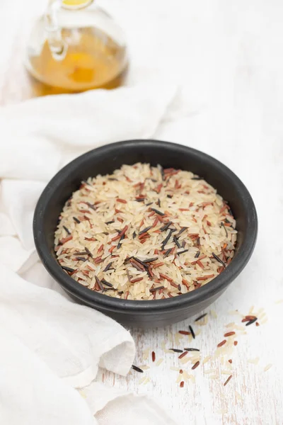 Reis Kleiner Schwarzer Schüssel Auf Weißem Hintergrund Mischen — Stockfoto