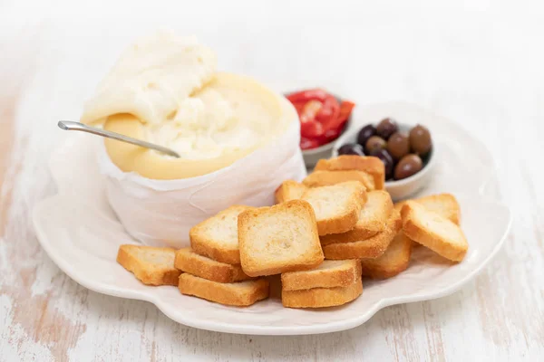 Peynir Zeytin Beyaz Çanak Üzerinde Kırmızı Biber Ile Tost — Stok fotoğraf