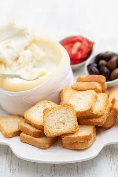 Toast Con Formaggio Olive Peperoncino Piatto Bianco — Foto Stock