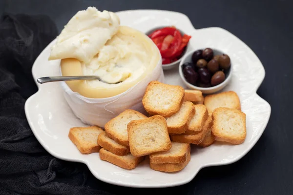 Toasts Mit Käse Oliven Und Rotem Pfeffer Auf Weißem Teller — Stockfoto