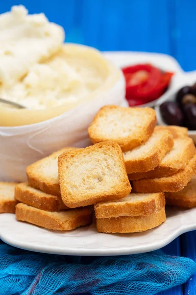 Toasts Mit Käse Oliven Und Rotem Pfeffer Auf Weißem Teller — Stockfoto