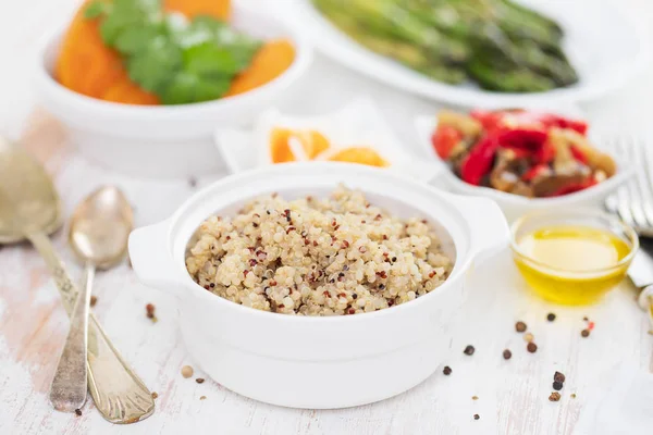 Quinoa Légumes Bouillis Sur Table Blanche — Photo