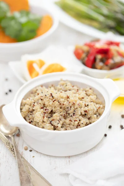 Quinoa Légumes Bouillis Sur Table Blanche — Photo