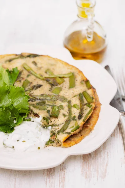 Tortilla Con Espárragos Ensalada Fresca Salsa Plato Blanco —  Fotos de Stock