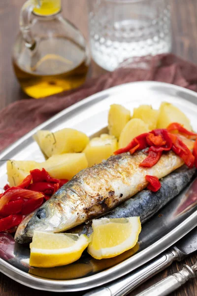 ızgara sardalya biber ve tabak haşlanmış patates ile