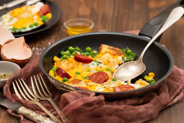 omlet patates, bezelye ve tütsülenmiş sosis ile