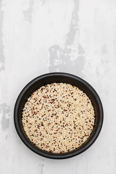 Syrového Quinoa Černém Misku — Stock fotografie