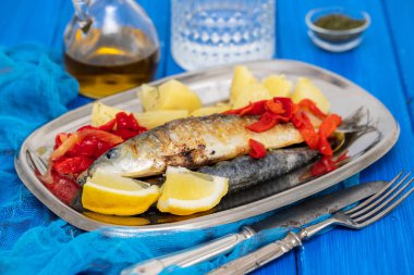 ızgara sardalya biber ve tabak haşlanmış patates ile