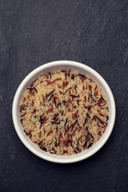 Beyaz kase sağlıklı pirinç pişmemiş