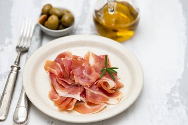 Prosciutto zeytinyağı ve zeytin ile çanak üzerinde