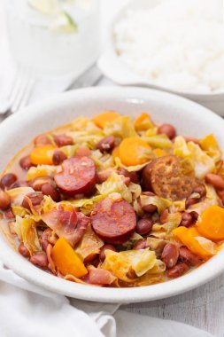 tipik Portekizce feijoada transmontana beyaz tabakta yemek