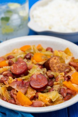 tipik Portekizce feijoada transmontana beyaz tabakta yemek