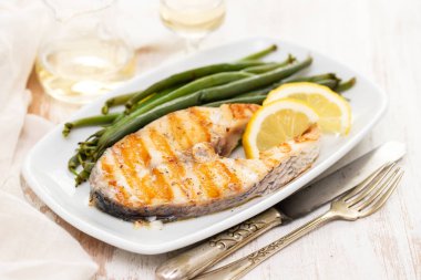 yeşil fasulye ve beyaz çanak limon ile ızgara levrek