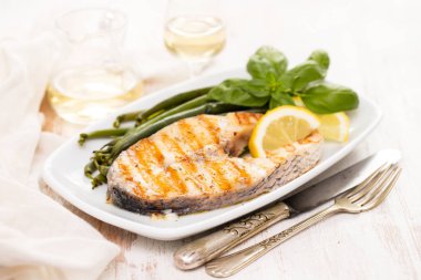 yeşil fasulye ve beyaz çanak limon ile ızgara levrek