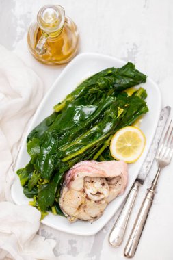 limon ve beyaz tabak sebze balık haşlanmış